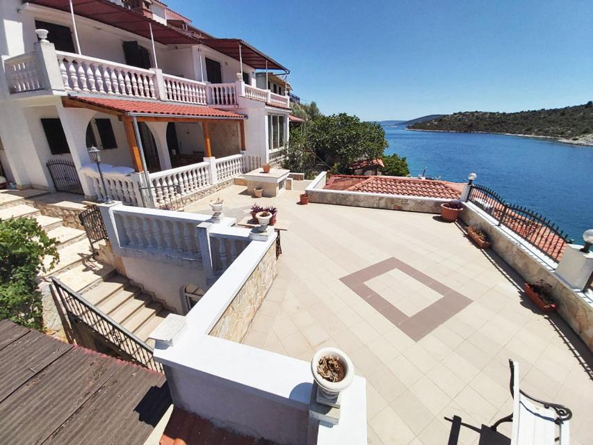 Apartments Carmen Vinišće Kültér fotó