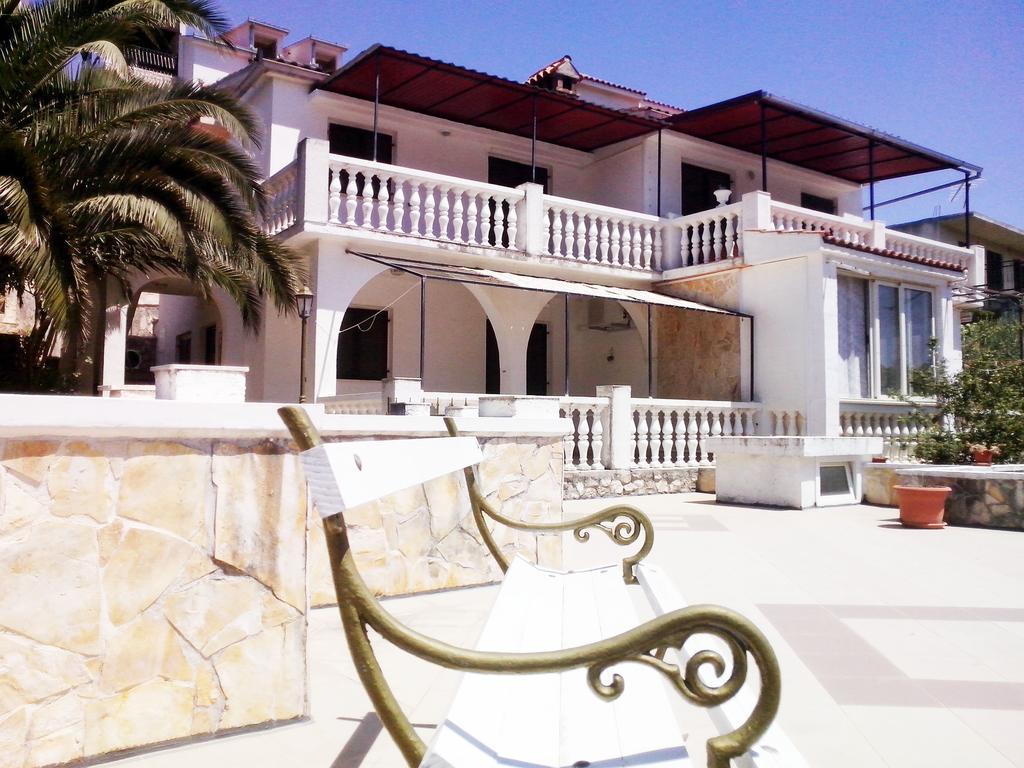 Apartments Carmen Vinišće Szoba fotó