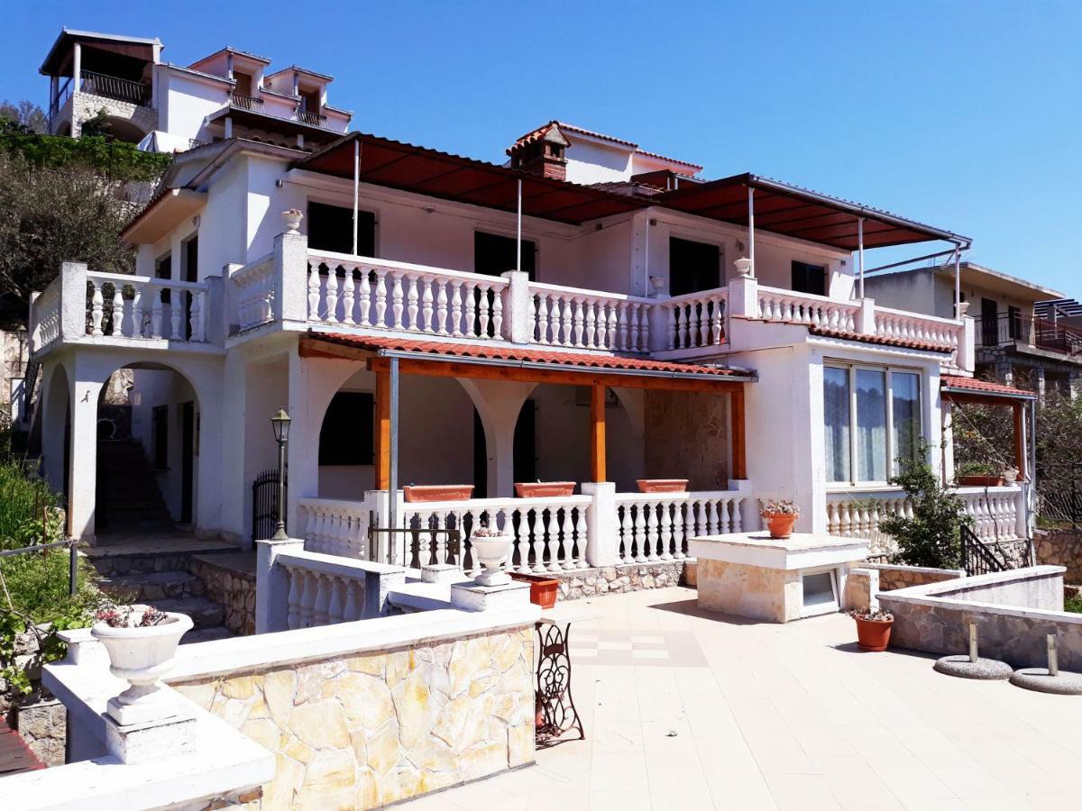 Apartments Carmen Vinišće Kültér fotó